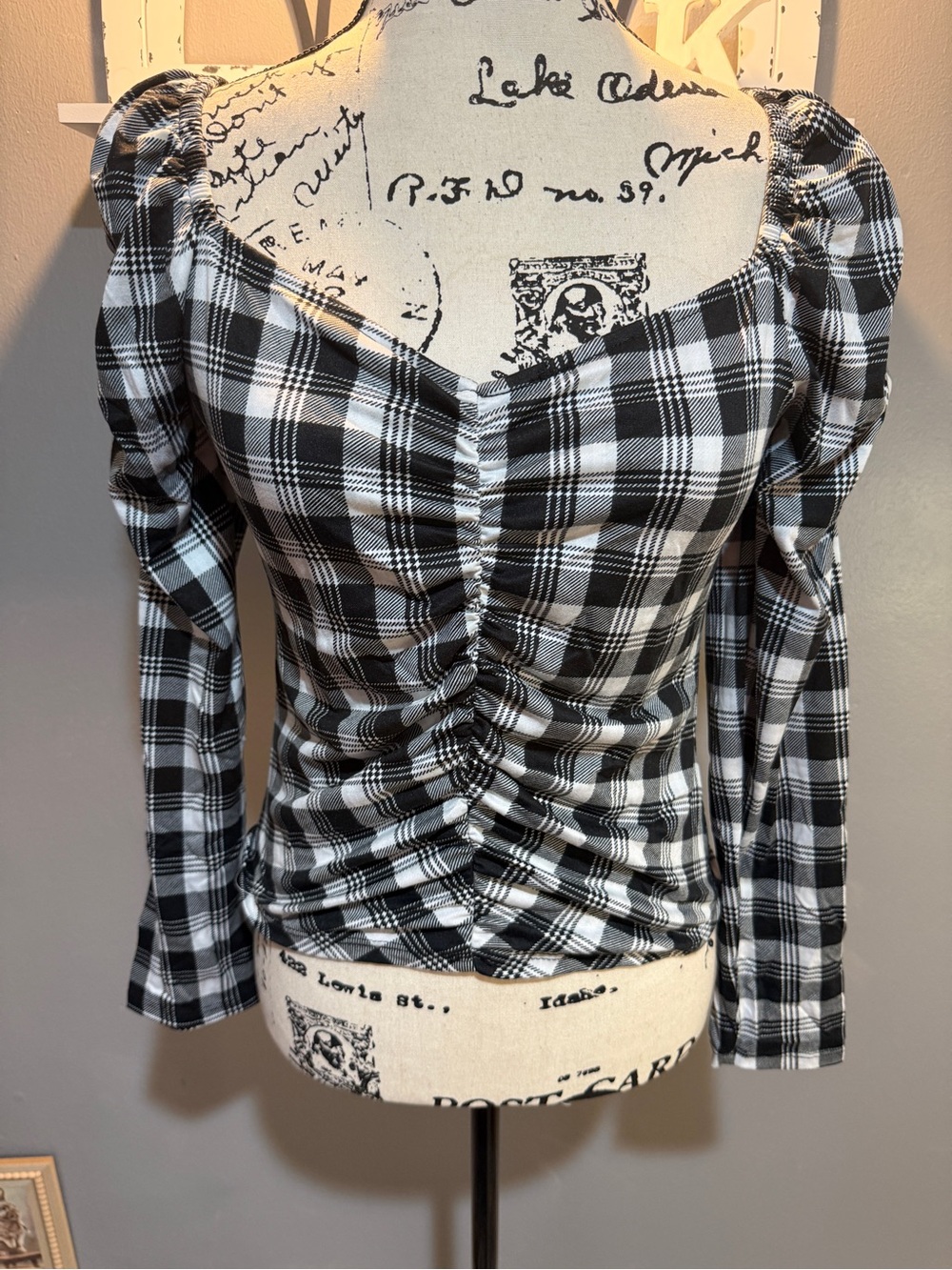 JOLIE & JOY BLACK/WHITE PLAID RUCHED FRONT BLOUSE SZ JUNIORS L